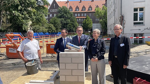 Grundsteinlegung des Forschungsbaus Wissenschaftsreflexion, Einsetzen der Zeitkapsel in den Grundstein